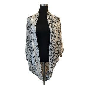 NWT Vintage Y2K 2000s Black & White Floral Pattern Open Kimono Style Cape S/M